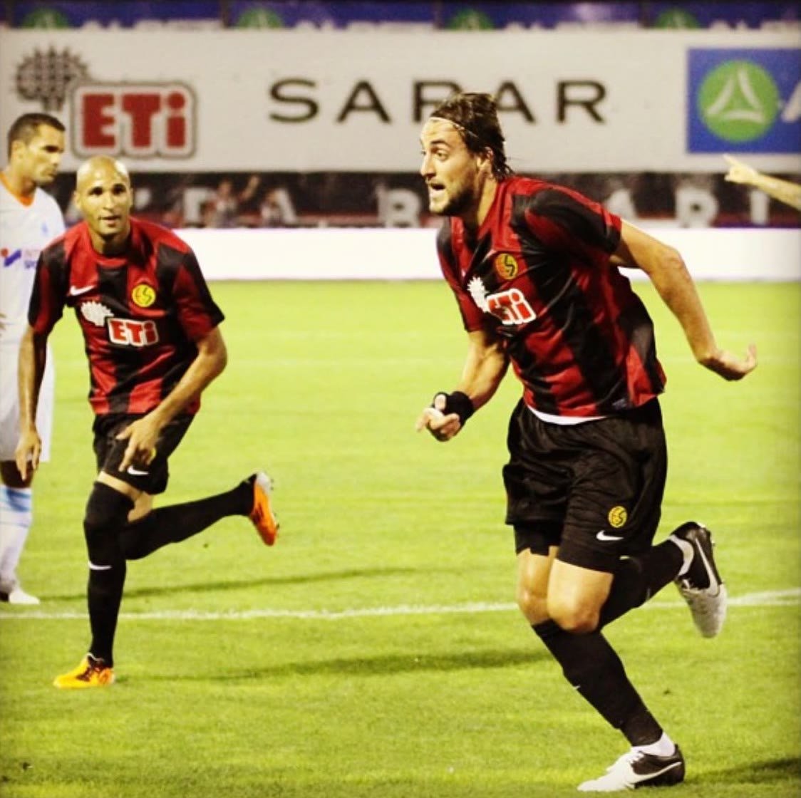 Atdhe Nuhiu läuft im rot-schwarz gestreiften Trikot von Eskişehirspor über den Platz