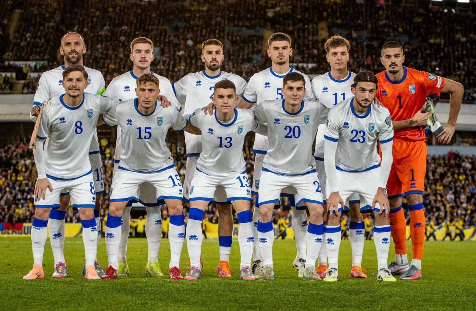 Die Startelf der kosovarischen Nationalmannschaft in weißen Trikots beim Mannschaftsfoto im Stadion