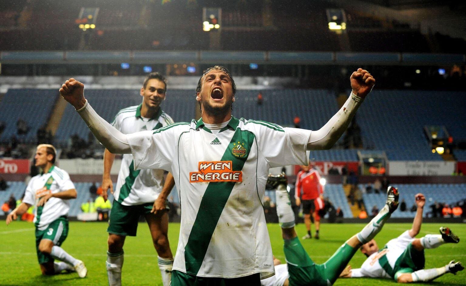 Atdhe Nuhiu jubelt mit geballten Fäusten im grün-weißen Trikot von Rapid Wien